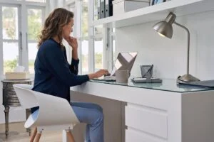 difference between career coach and career counsellor
